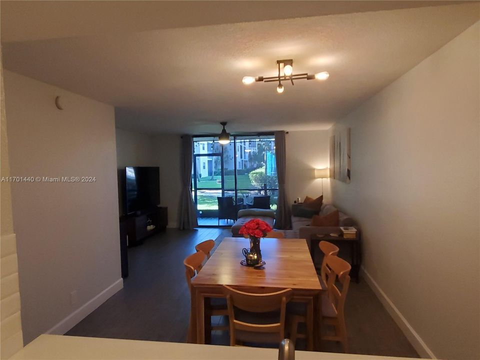 Active With Contract: $2,200 (2 beds, 2 baths, 940 Square Feet)