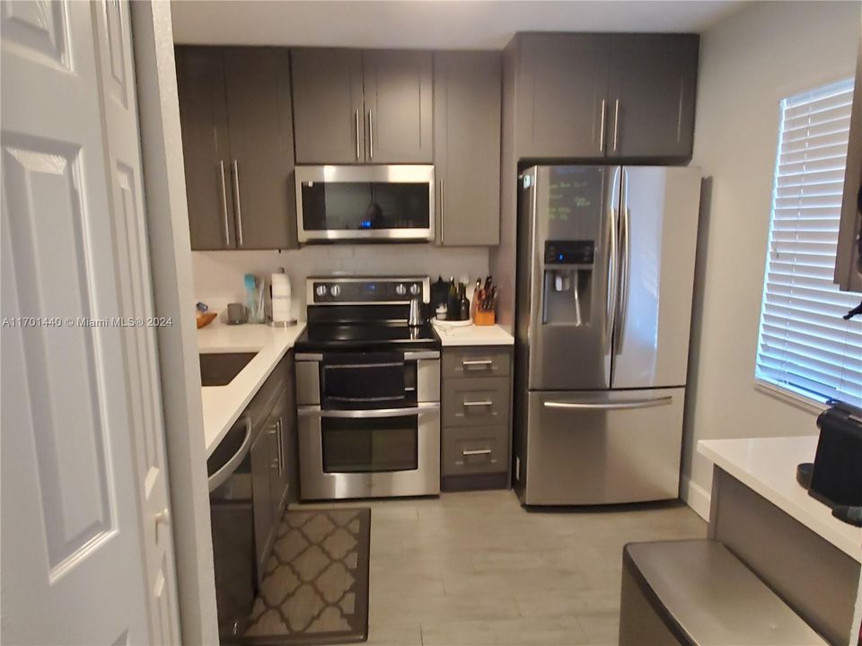 Active With Contract: $2,200 (2 beds, 2 baths, 940 Square Feet)