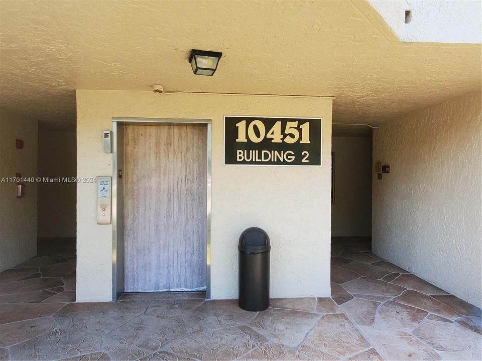 Active With Contract: $2,200 (2 beds, 2 baths, 940 Square Feet)