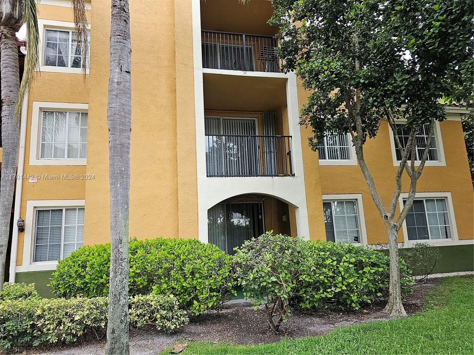 Active With Contract: $2,700 (3 beds, 2 baths, 1192 Square Feet)