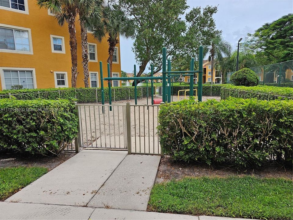 Active With Contract: $2,700 (3 beds, 2 baths, 1192 Square Feet)