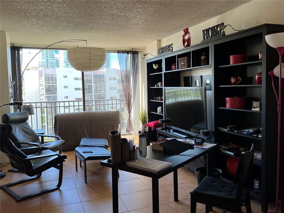 For Rent: $2,200 (1 beds, 1 baths, 767 Square Feet)