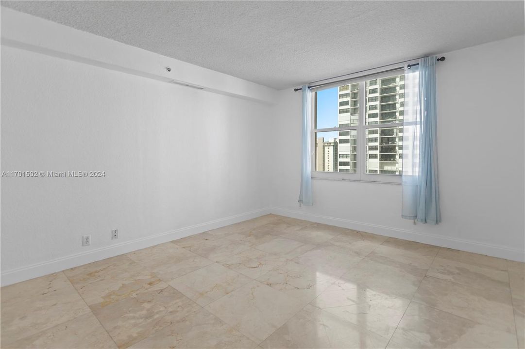 For Sale: $499,000 (1 beds, 1 baths, 835 Square Feet)