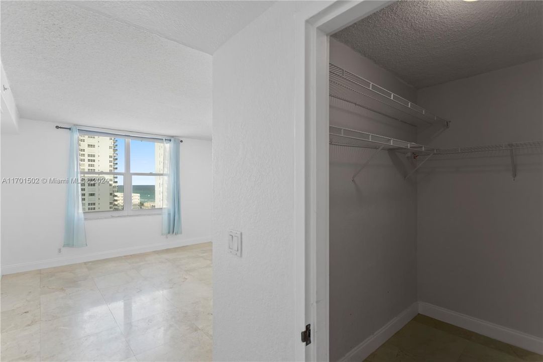 For Sale: $499,000 (1 beds, 1 baths, 835 Square Feet)