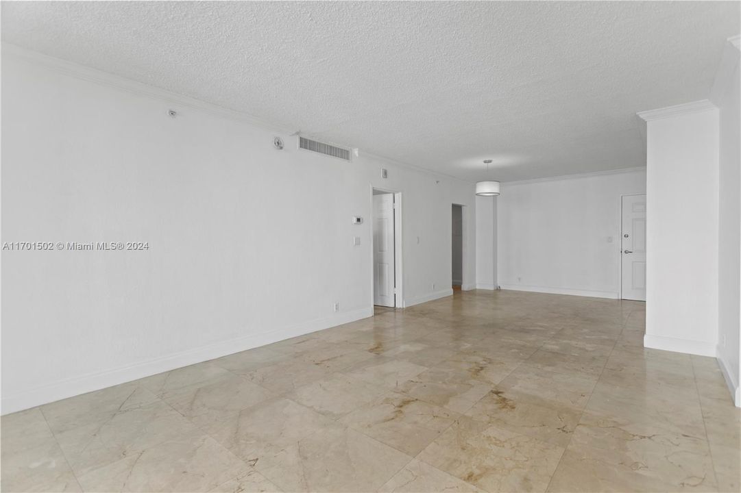 For Sale: $499,000 (1 beds, 1 baths, 835 Square Feet)