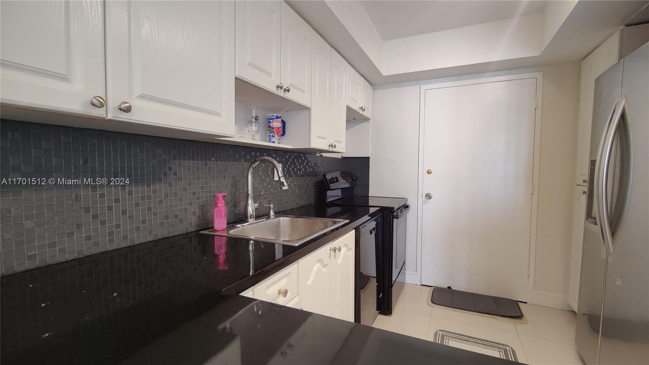 Active With Contract: $2,200 (2 beds, 2 baths, 1251 Square Feet)