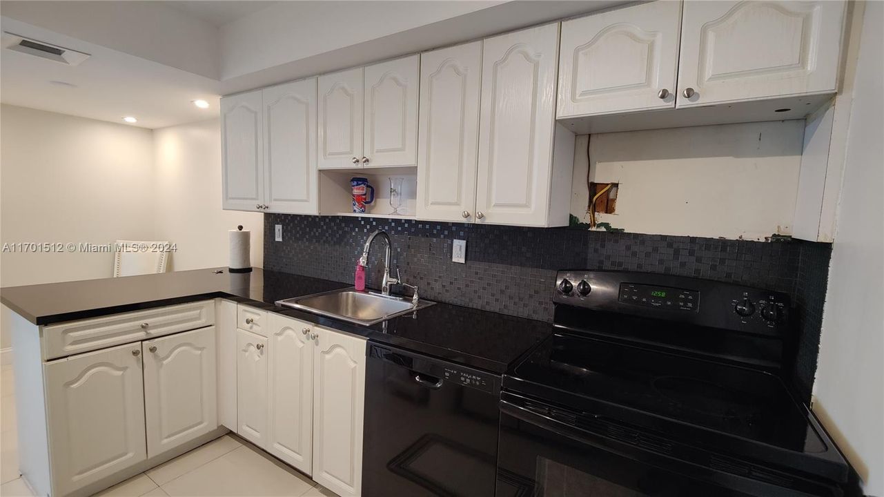 Active With Contract: $2,200 (2 beds, 2 baths, 1251 Square Feet)