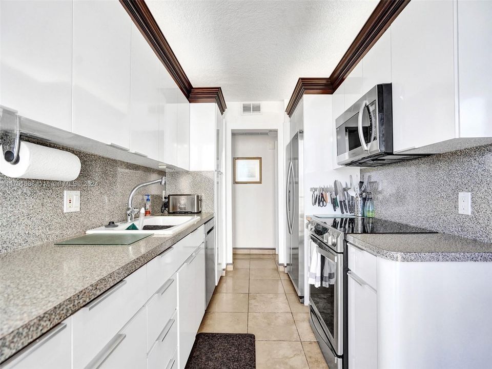 For Sale: $399,000 (1 beds, 1 baths, 830 Square Feet)