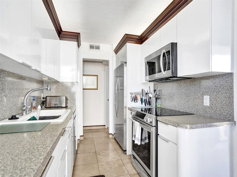 For Sale: $399,000 (1 beds, 1 baths, 830 Square Feet)