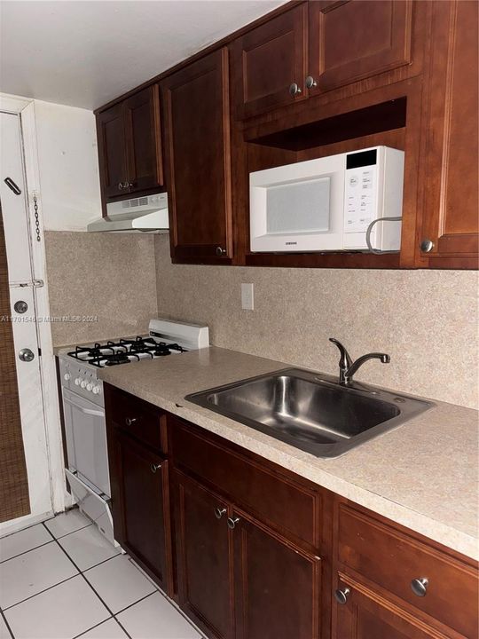 Recently Rented: $1,550 (0 beds, 1 baths, 375 Square Feet)