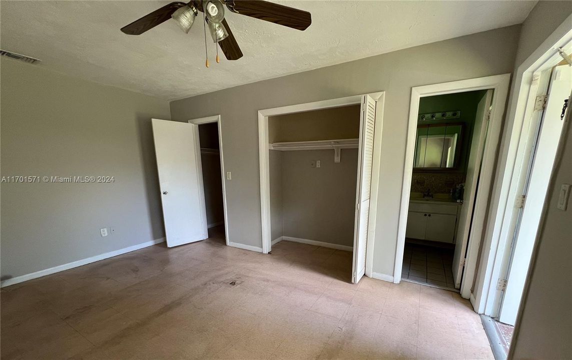 Primary Bedroom with en suite and walk-in closet - 5641