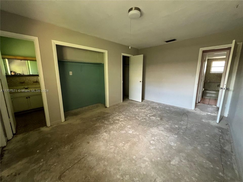 Primary Bedroom with en suite and walk-in closet- 5639