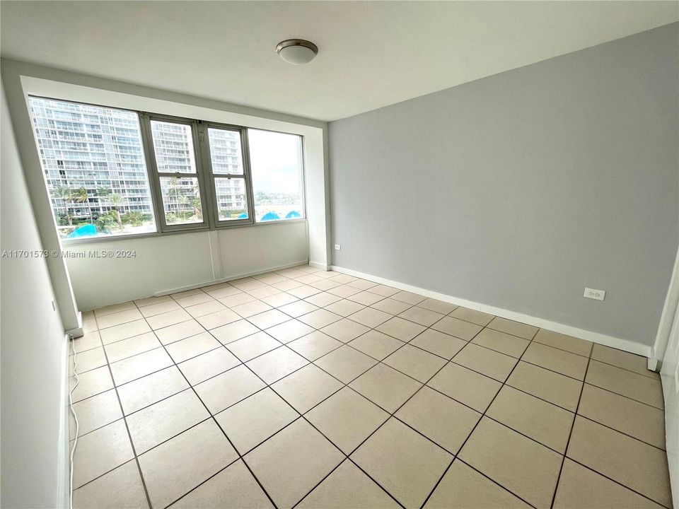 For Rent: $2,100 (1 beds, 1 baths, 741 Square Feet)