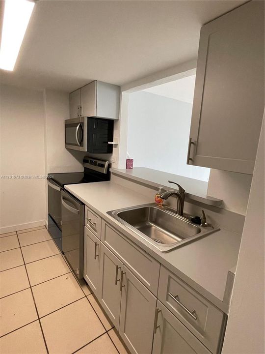 For Rent: $2,100 (1 beds, 1 baths, 741 Square Feet)