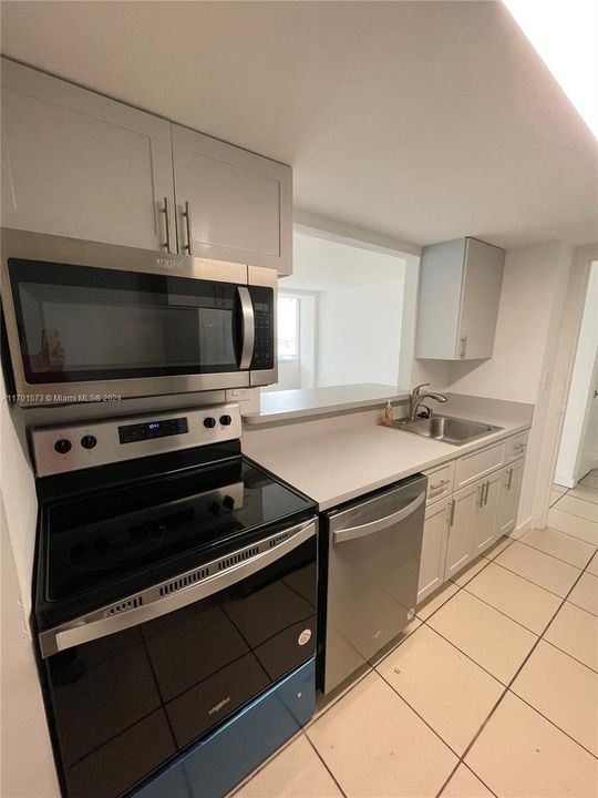 For Rent: $2,100 (1 beds, 1 baths, 741 Square Feet)