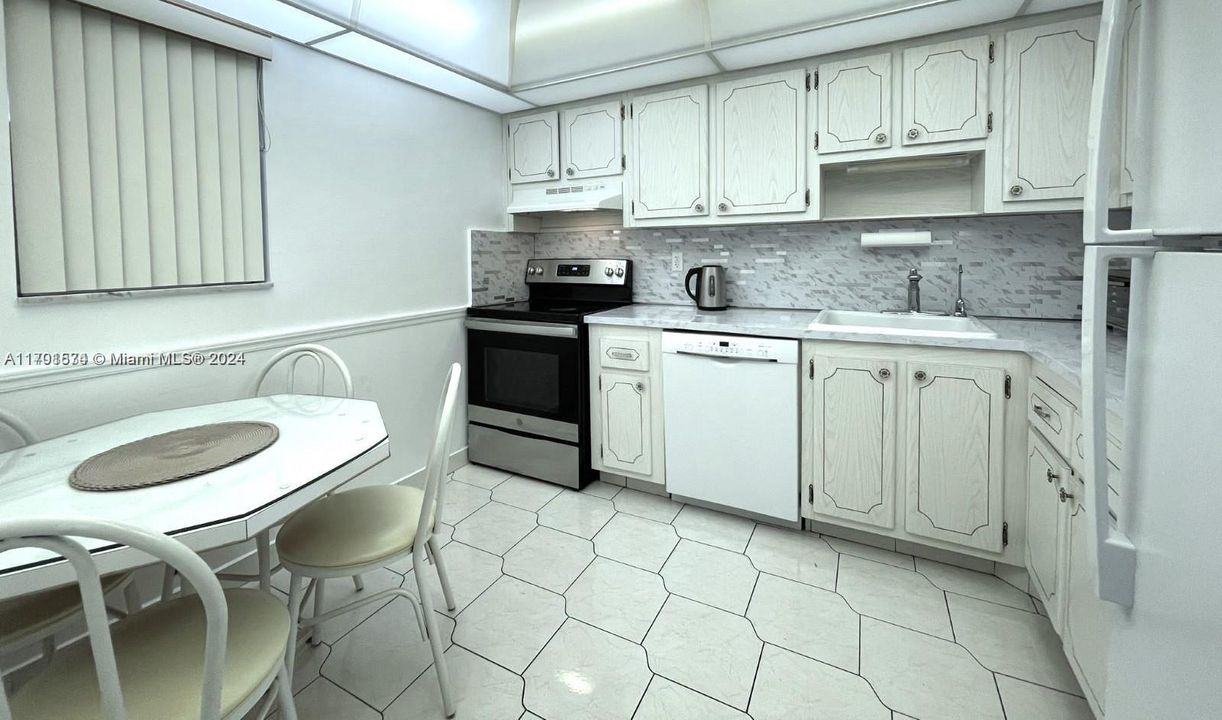 For Sale: $140,000 (1 beds, 1 baths, 770 Square Feet)