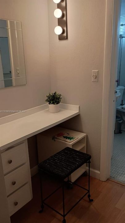 For Rent: $1,950 (1 beds, 1 baths, 768 Square Feet)