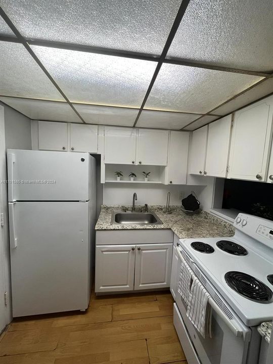 For Rent: $1,950 (1 beds, 1 baths, 768 Square Feet)