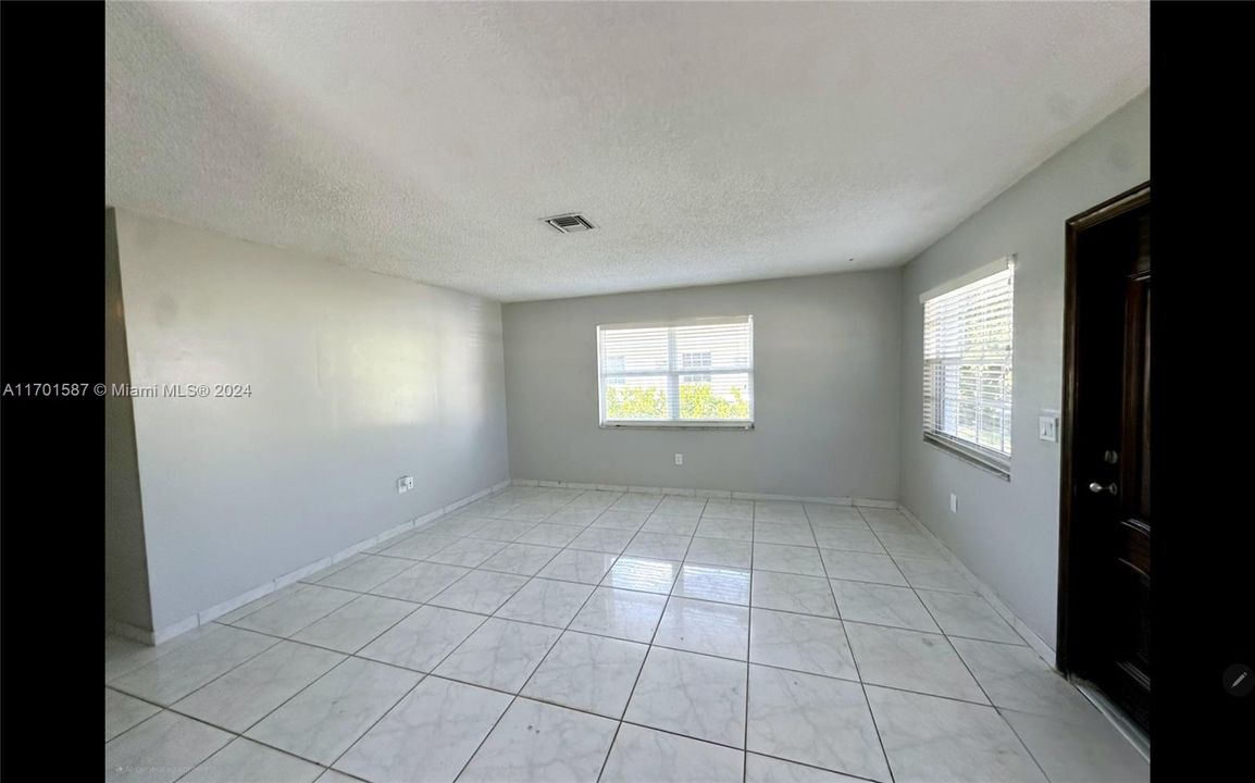 For Sale: $450,000 (3 beds, 1 baths, 1056 Square Feet)