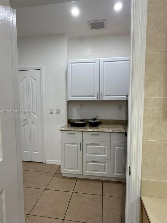 For Rent: $1,600 (1 beds, 1 baths, 1449 Square Feet)