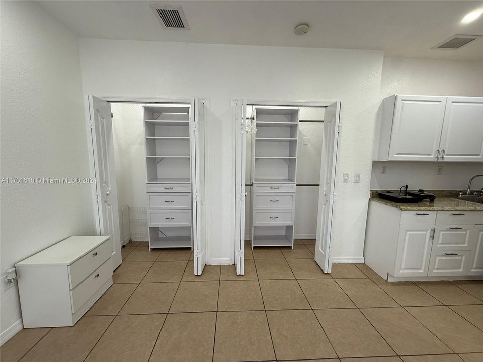 For Rent: $1,600 (1 beds, 1 baths, 1449 Square Feet)