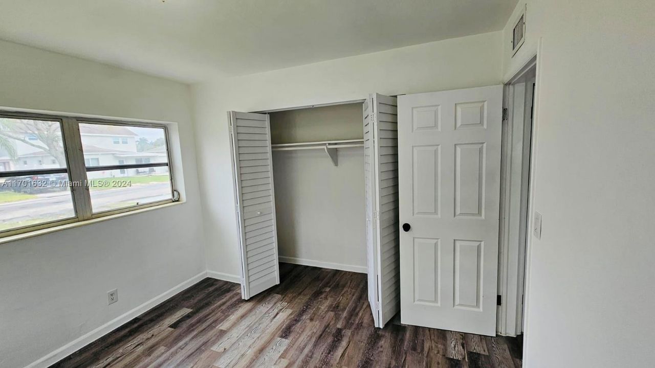 For Sale: $385,000 (3 beds, 2 baths, 885 Square Feet)