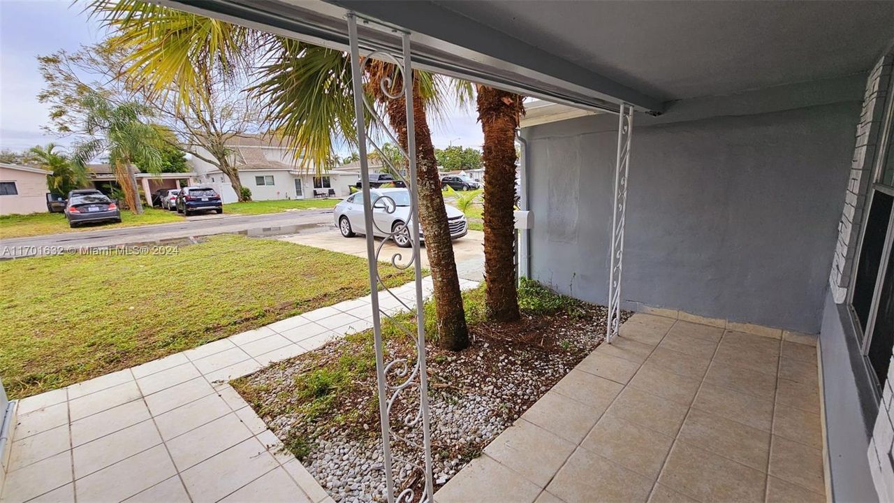 For Sale: $385,000 (3 beds, 2 baths, 885 Square Feet)