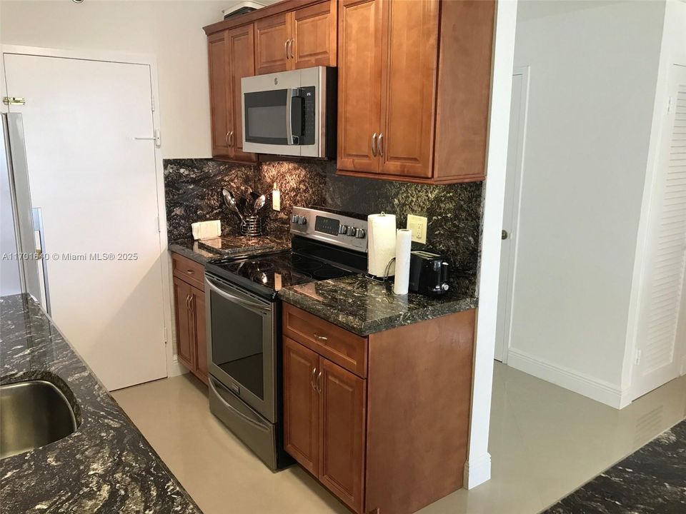 For Sale: $750,000 (1 beds, 1 baths, 850 Square Feet)