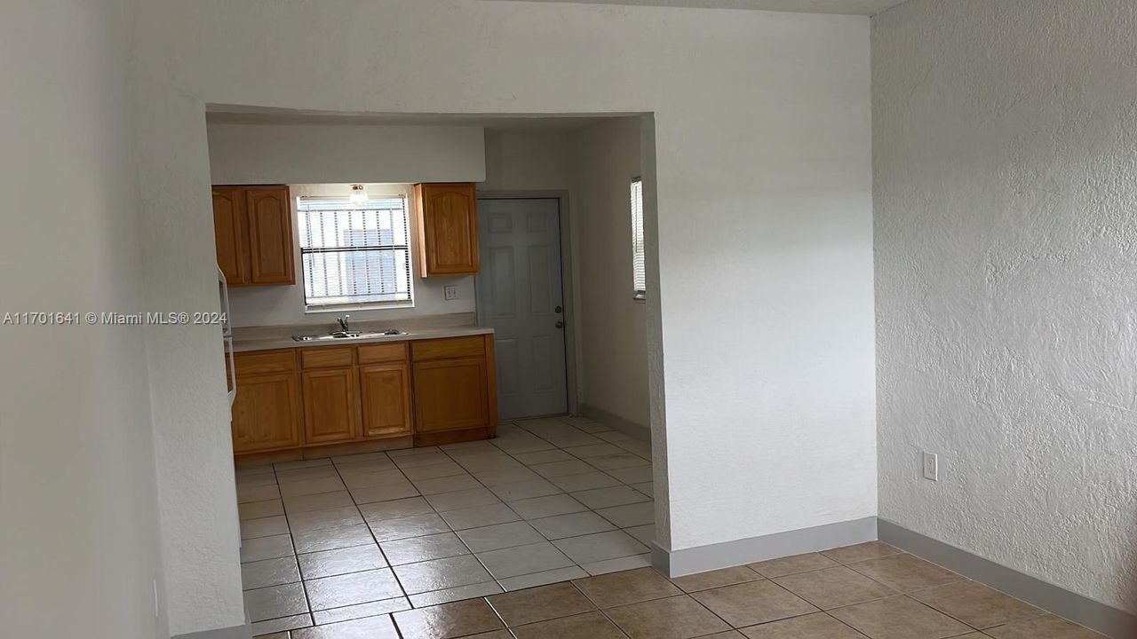 For Rent: $1,800 (1 beds, 1 baths, 750 Square Feet)