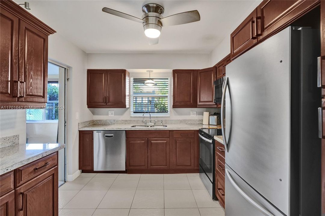 For Sale: $299,900 (2 beds, 2 baths, 1025 Square Feet)