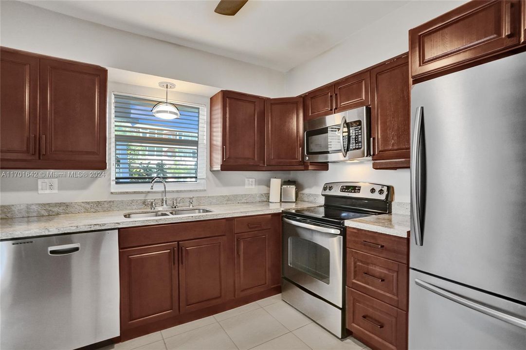 For Sale: $299,900 (2 beds, 2 baths, 1025 Square Feet)