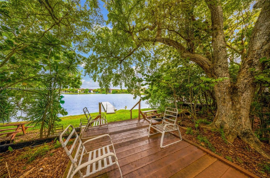 Sandpiper deck at lake