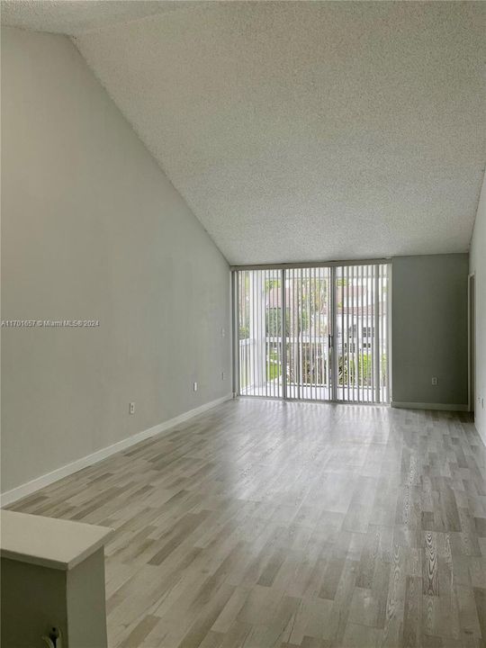 Active With Contract: $2,200 (1 beds, 1 baths, 907 Square Feet)