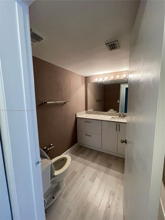 Active With Contract: $2,200 (1 beds, 1 baths, 907 Square Feet)