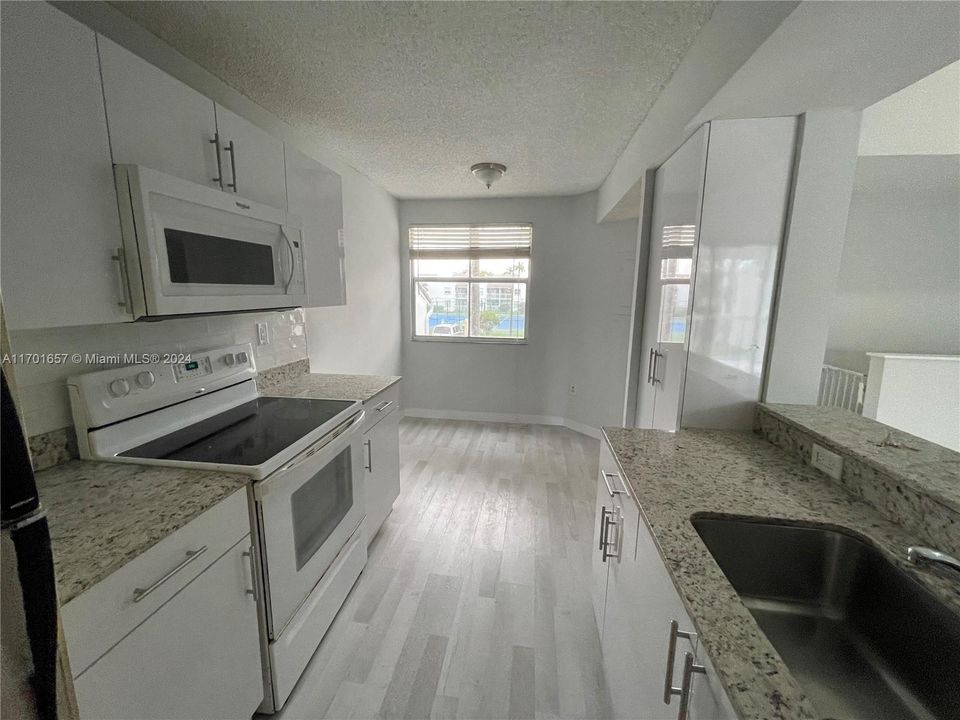 Active With Contract: $2,200 (1 beds, 1 baths, 907 Square Feet)