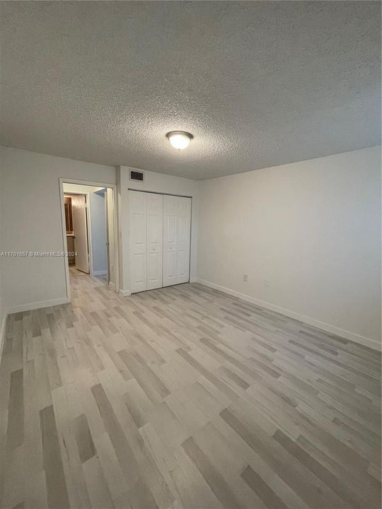 Active With Contract: $2,200 (1 beds, 1 baths, 907 Square Feet)