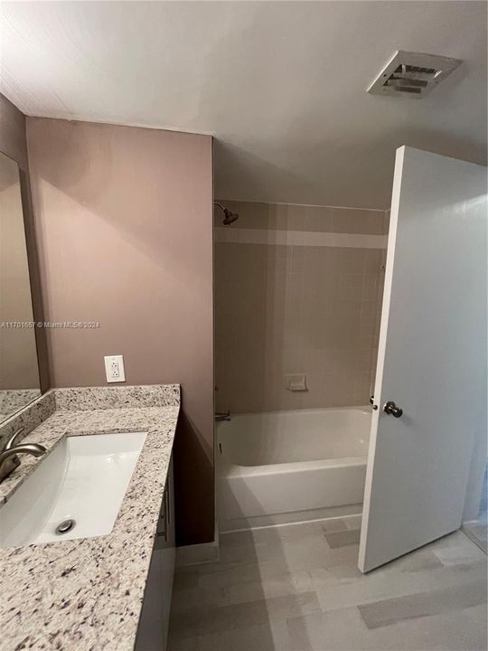 Active With Contract: $2,200 (1 beds, 1 baths, 907 Square Feet)