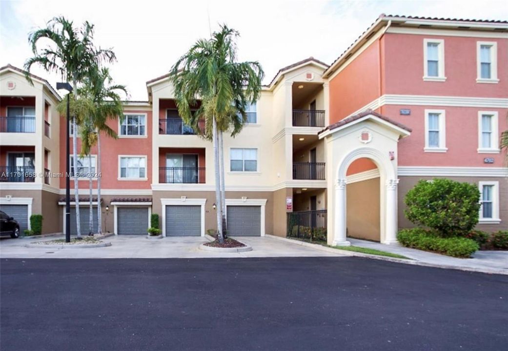 For Sale: $369,000 (2 beds, 2 baths, 1068 Square Feet)