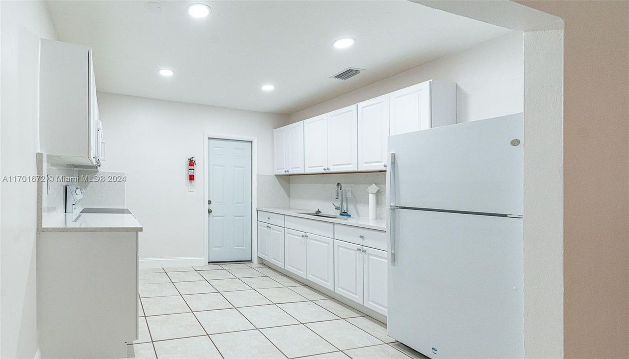 Active With Contract: $1,800 (2 beds, 1 baths, 1560 Square Feet)