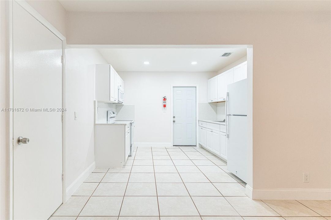 Active With Contract: $1,800 (2 beds, 1 baths, 1560 Square Feet)