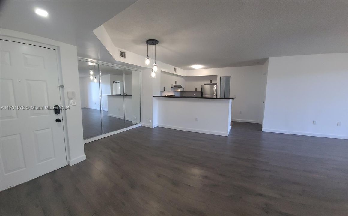 For Rent: $2,500 (2 beds, 2 baths, 983 Square Feet)