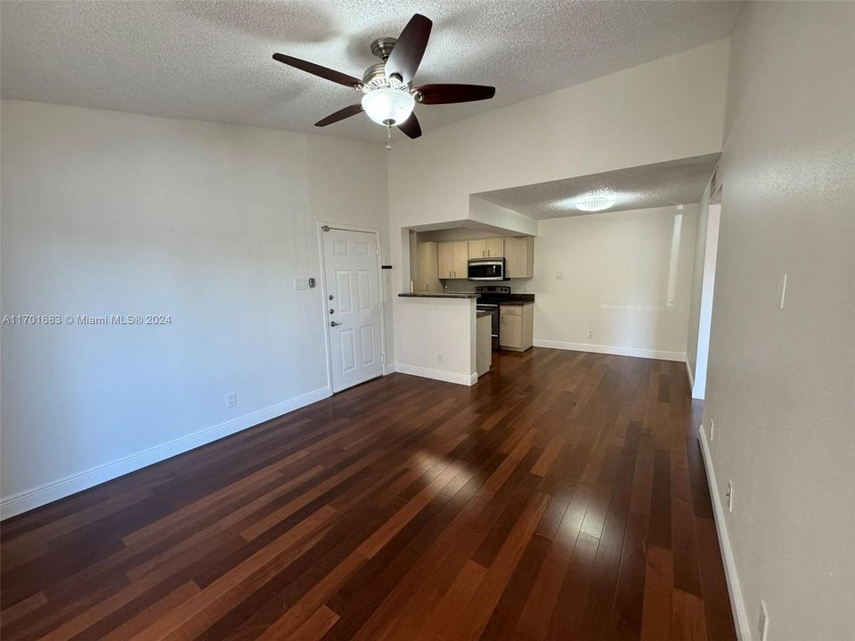 Active With Contract: $1,850 (1 beds, 1 baths, 579 Square Feet)