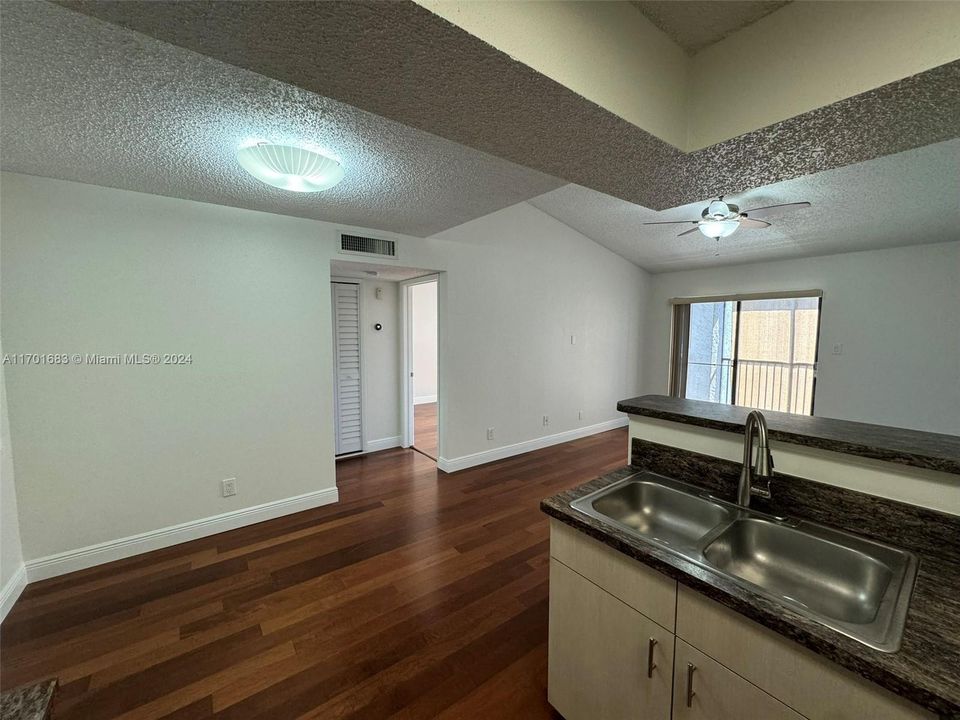 Active With Contract: $1,850 (1 beds, 1 baths, 579 Square Feet)