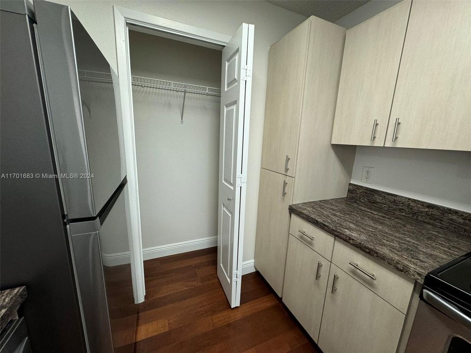 Active With Contract: $1,850 (1 beds, 1 baths, 579 Square Feet)