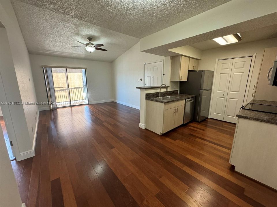 Active With Contract: $1,850 (1 beds, 1 baths, 579 Square Feet)