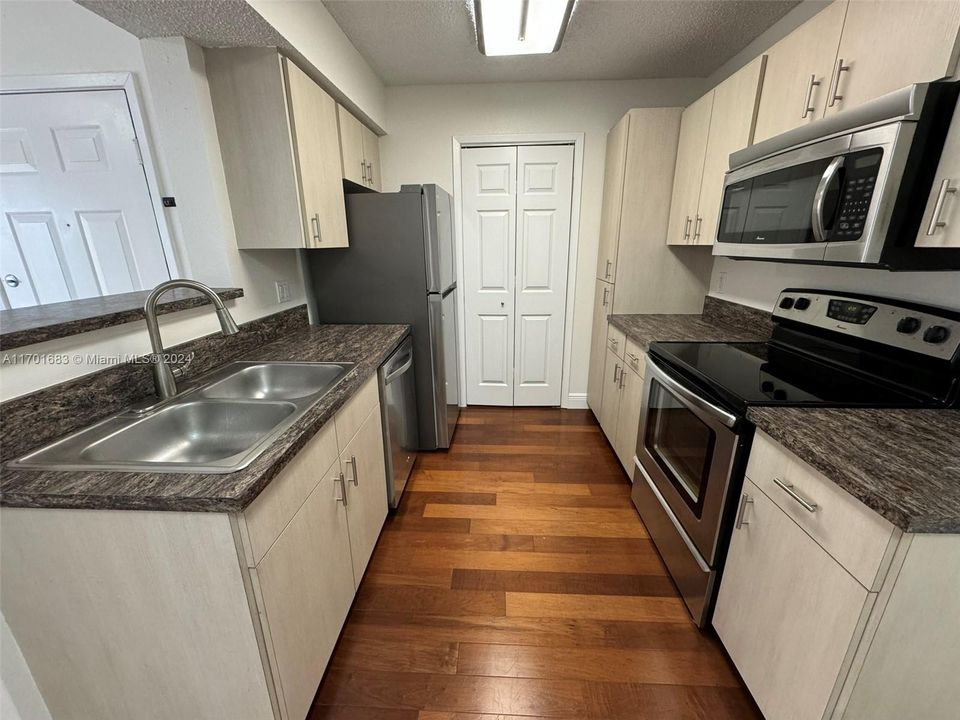 Active With Contract: $1,850 (1 beds, 1 baths, 579 Square Feet)