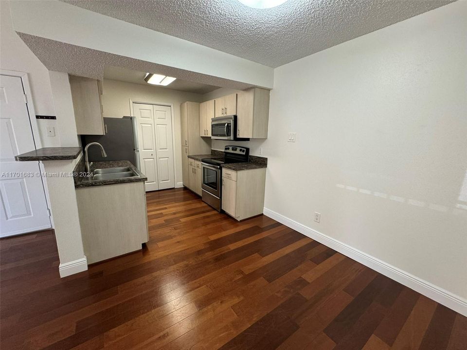 Active With Contract: $1,850 (1 beds, 1 baths, 579 Square Feet)