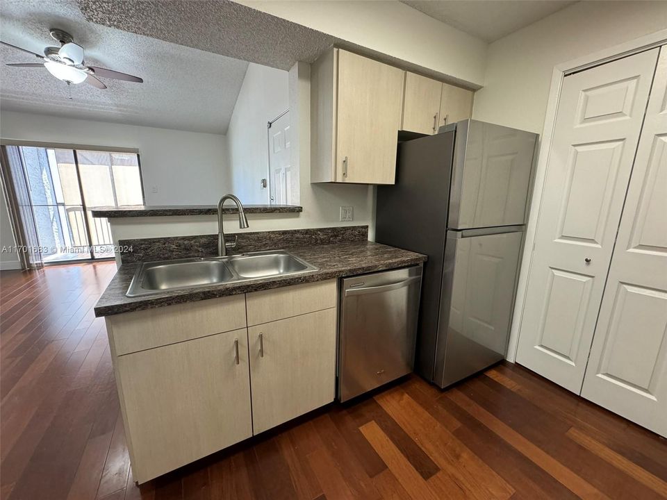 Active With Contract: $1,850 (1 beds, 1 baths, 579 Square Feet)