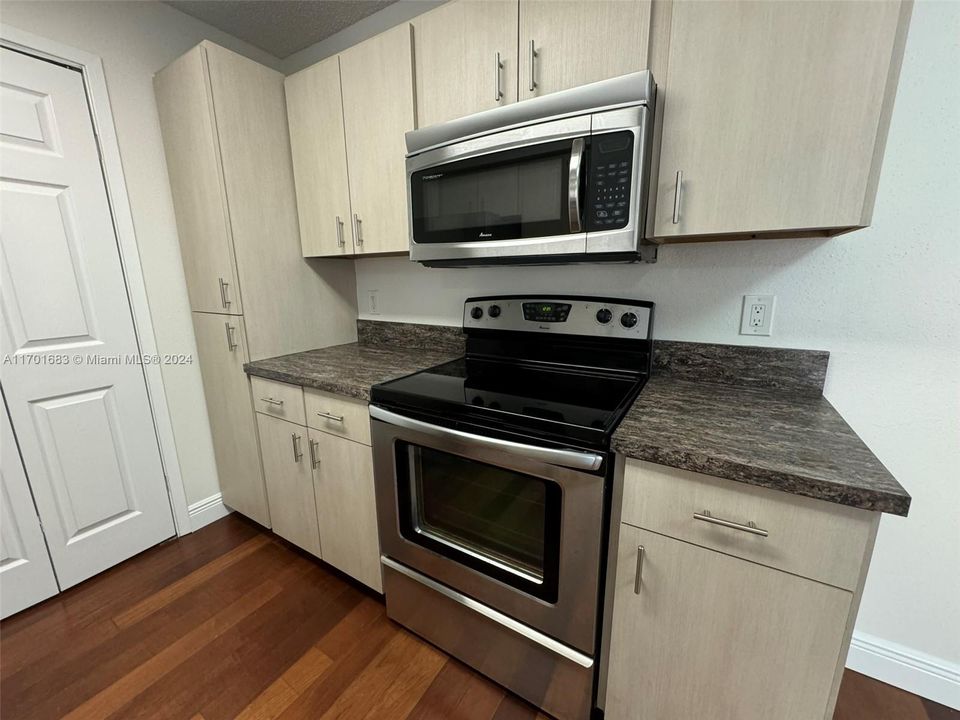 Active With Contract: $1,850 (1 beds, 1 baths, 579 Square Feet)