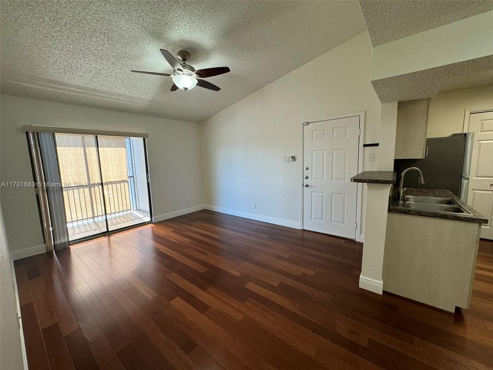 Active With Contract: $1,850 (1 beds, 1 baths, 579 Square Feet)